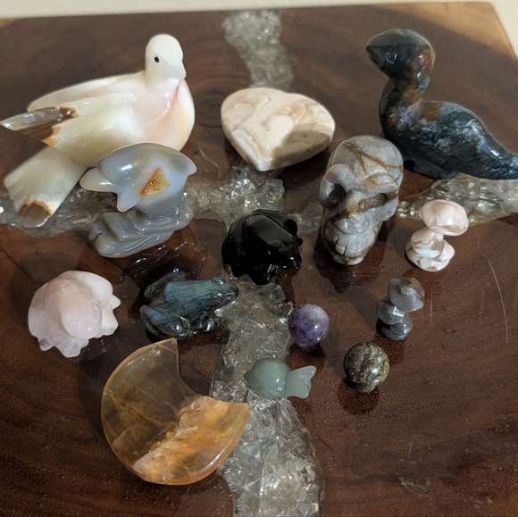 Stone Animal Carvings; Jasper, Rose Quartz, Labradite, Agate etc with Woven Bag - Picture 2 of 16